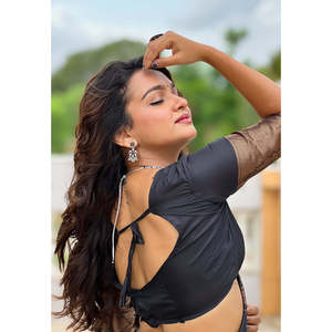 Sari de soirée élégant Medha pour l'hiver, gris, en soie douce, avec bordure florale et contraste tissé Zari pour femmes par Elite Weaves - Product Image 6