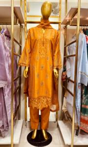 Ensemble brodé chikankari en coton premium de la collection Ssumaira avec un élégant travail de découpe. - Product Image 2