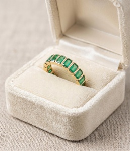 Anillo de media eternidad con bisel de oro macizo de 14K, corte esmeralda, circonita cúbica, diamante, banda de boda, joyería fina personalizada - Product Image 3