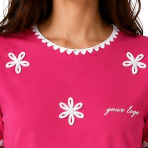 Camiseta de Mujer Rosa Intenso con Bordado Floral, Ribete Blanco en Contraste, Cuello Redondo, Manga Corta, Estilo Casual, OEM ODM, Personalizable - Product Image 5