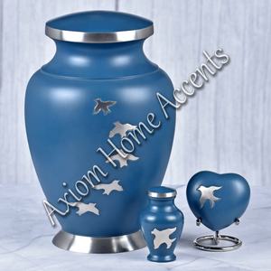 Urna funeraria clásica de latón con detalles intrincados Tapa segura para cenizas Pieza conmemorativa elegante de Axiom Home Accents - Product Image 3