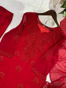 Ensemble de costume Sharara en georgette rouge avec dupatta brodée de sequins, tenue ethnique pour femme pour les fêtes et Diwali - Product Image 3