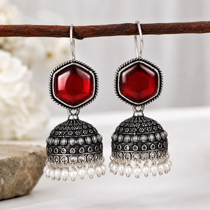 Pendientes Jhumka de Plata Oxidada Vintage con Piedra Hexagonal Roja y Perla para Mujer |   Pendientes Colgantes Hechos a Mano de Estilo Bohemio, Étnico y Tribal - Product Image 4