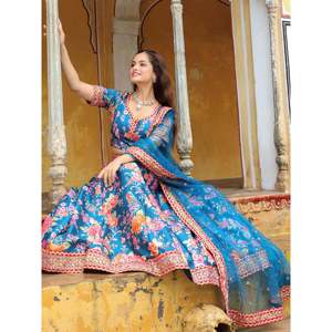 Lehenga choli ศิลปะผ้าไหมพิมพ์ลายดอกไม้สีฟ้าที่โดดเด่นสำหรับงานแต่งงาน - Product Image 5