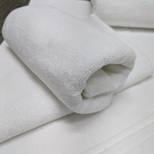 Serviettes de bain de luxe 100 % coton, best-seller, 550 g/m², au meilleur prix - prix progressifs et personnalisation possibles - Product Image 1