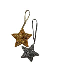 Llavero y accesorio para bolso con diseño de plátano, bordado con cuentas de colores amarillo y rosa, de la India. - Product Image 3