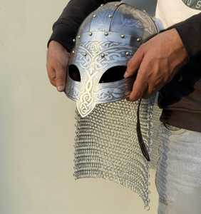 Casque Viking Médiéval avec Aventail en Maille Gravée, Armure Nordique en Acier pour Reconstitutions Historiques, Halloween et Expositions - Product Image 4