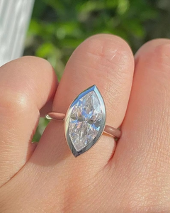 Anillo de Eternidad CONCEPTION de Lujo con Moissanita Brillante de 2 Quilates, Corte Marquesa, Engaste de Bisel, Chapado en Oro sobre Plata 925 para Mujer, para Boda - Product Image 4