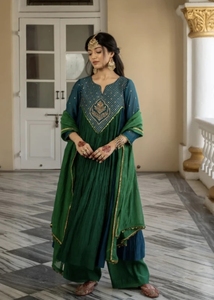 Ensemble Kurta, Palazzo et Dupatta brodés et ornés KV pour femmes - Product Image 1