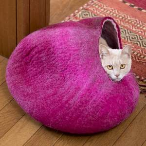Cama de Fieltro para Mascotas con Diseño de Cueva, Color Morado Cebollado, Producto Promocional - Product Image 1