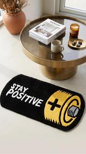 Alfombra Moderna Antideslizante de Lana Hecha a Mano con Forma de Batería y Diseño Único 'Stay Positive' para Decoración del Hogar - Product Image 3