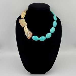 Collier en résine sculptée vintage pour hommes et femmes, look traditionnel avec une touche moderne - Product Image 2