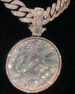 Colgante para Hombre con Moissanita Redonda de 6 Quilates, Plata de Ley 925, Nombre Personalizable, Chapado en Oro Rosa de 14K - Product Image 1