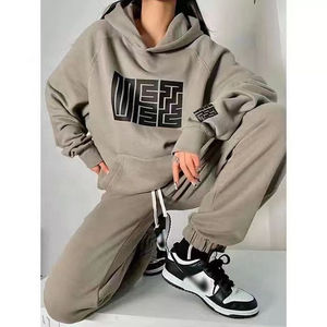Ensemble de survêtement deux pièces pour femme, style streetwear hip-hop, de qualité supérieure, avec sweat à capuche et pantalon long en tricot, orné de motifs. - Product Image 1
