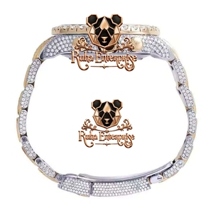 Montre pour homme sophistiquée à mouvement à quartz argenté, écologique, avec placement complexe des pierres, bracelet à maillons courbes et boîtier distinctif - Product Image 1