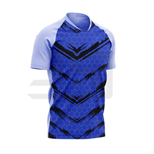 Cada pase tiene un propósito, cada tackle muestra coraje, cada gol nos cuenta nuestra historia, cada batalla nos hace más fuertes. Camiseta de cuello en V 100% algodón. - Product Image 3