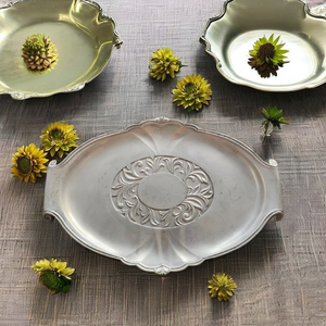 Bandeja de Servir Circular de Aluminio Hecha a Mano con Asa para Uso en Hoteles y Hogares, Centro de Mesa Decorativo - Product Image 1