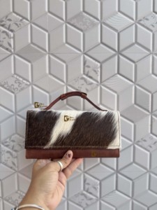 Cartera de mano de cuero de vaca de diseño único, color marrón, de piel con pelo, en oferta, regalo para mujer - Product Image 3