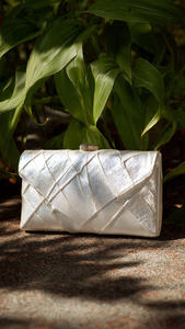 Bolso de Mano Tipo Clutch de Cuero Genuino Blanco y Negro para Mujer, con Cierre de Cremallera y Bordado, Portátil, a la Moda, Estilo Urbano - Product Image 5