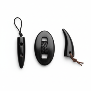 Boutons ovales en corne de buffle noire polie, faits à la main, écologiques, avec motif animal sculpté, breloques d'art de collection, détails en corde - Product Image 1
