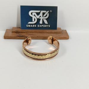 Brazalete Magnético de Cobre Hecho a Mano, Ajustable, Grabado, Diseño Tradicional y Elegante, Unisex, Acabado Antiguo/Pulido - Product Image 1