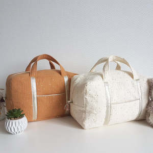 Bolsa de Viaje de Lujo Acolchada de Nailon con Puntos Dorados, Gran Capacidad, para Fin de Semana, Gimnasio, Deportes, con Cierre, Logotipo Personalizado, Impermeable - Product Image 1