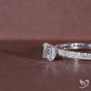 Anillo de compromiso y aniversario con diamante de laboratorio de corte princesa de 0.5 quilates certificado por IGI en oro macizo de 10 quilates - Product Image 5