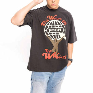 Camiseta para hombre con estampado en relieve, hecha con tela suave y ligera, con detalles de estampado en relieve y diseño cómodo de corte regular. - Product Image 4