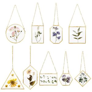 Cadre photo élégant vintage en métal à suspendre, en verre transparent, pour portraits, fleurs séchées, spécimens, ou présentation de table de mariage - Product Image 5