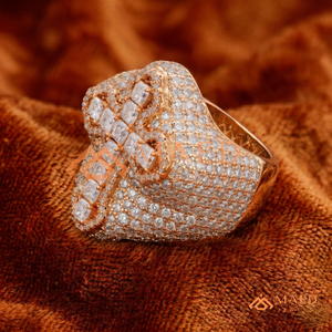 Bague croisée de luxe bicolore, accents or rose avec zircone cubique entièrement pavée, bijoux tendance hip-hop - Product Image 3