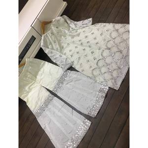 Ensemble de costume de soirée pour femmes de créateur avec un travail élégant en feuille d'or - Product Image 3