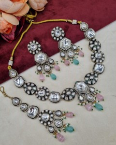 <b>Delicate</b> Hexagon Cut Kundan Stone <b>Necklace</b> Set With Earrings And Mangtika Designer Gold Plated Festive Party Wear Jewellery Sets - Product Image 4