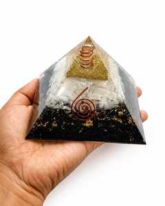 Pyramide d'Orgone Énergétique Faite à la Main en Sélénite Naturelle Écologique et Tourmaline Noire avec Bobine de Cuivre pour Reiki - Vente en Gros - Product Image 5