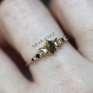 Bague de luxe en Moldavite de qualité A |   Moldavite certifiée Chlum République tchèque |   Argent sterling 925 plaqué or avec pierres précieuses naturelles - Product Image 2