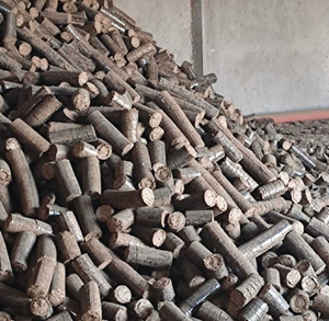 Briquettes de sciure de bois compressées directes d'usine, couleur bois, à l'origine, source d'énergie durable, usage industriel et domestique - Product Image 1