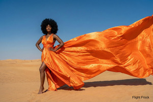 Vestido de satén de seda fluido con cuello halter y escote en V, abertura alta y cola larga para sesiones de fotos en el desierto para mujer - Product Image 4
