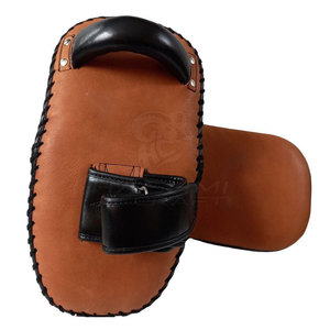 Pads de frappe thaïlandais de qualité supérieure avec mousse haute densité et revêtement en cuir durable pour l'entraînement aux arts martiaux et la pratique du kickboxing - Product Image 6
