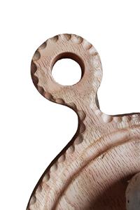 Tabla de cortar y servir de madera sazonada hecha a mano de primera calidad con borde tallado - Product Image 2