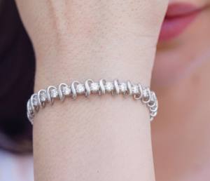 Bracelet en argent sterling classique avec diamant de laboratoire, motif vague argentée, plaqué argent, élégance moderne subtile - Product Image 1