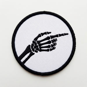 Parches termoadhesivos y para coser al por mayor, personalizados, con diseño de calavera negra en perfil lateral, circulares, de sarga blanca, bordados a máquina, tipo insignia, a granel - Product Image 3