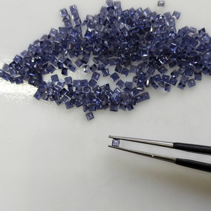 พลอยไอโอไลต์สีม่วงธรรมชาติ ขนาด 1.75 มม. ทรงสี่เหลี่ยมเจียระไนแบบสเต็ปคัท คุณภาพดีที่สุด พร้อมเอฟเฟกต์พลีโอโครอิก สำหรับทำเครื่องประดับ - Product Image 4