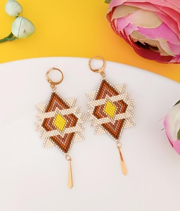 Boucles d'oreilles perlées faites à la main, motif géométrique, ton or, bijoux fantaisie, design exquis - Product Image 1