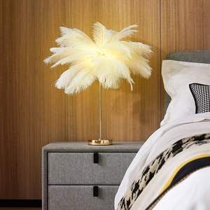 Lampe de table de charge USB Loftus Art Deco Gold Portable avec fonction gradable et accents de plumes blanches - Product Image 3