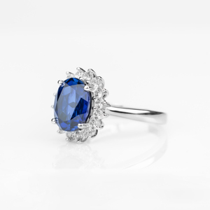 Anillo de Compromiso Majestic de Oro de 18K con Zafiro Azul de Corte Ovalado y Halo de Diamantes, Joyería Fina de Inspiración Real Vintage, Regalo para Ella - Product Image 4