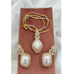 Conjunto de colgante de latón de calidad premium con circonitas y acabado dorado de doble tono, con cadena, para mujer, colección para fiestas. - Product Image 1