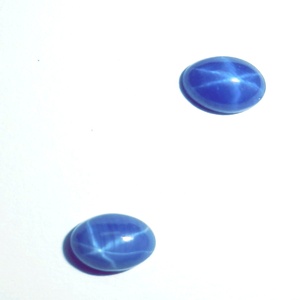 Saphir bleu étoilé ovale 4x6 mm 0,5 carat, cabochon poli créé en laboratoire avec effet étoile à 6 branches pour la fabrication de bijoux - Product Image 1