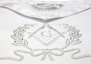 Tablier de maître maçon brodé à la main, blanc, avec fil et filigrane argentés, fabriqué en cuir artificiel blanc épais. - Product Image 4