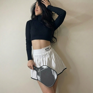 ชุดเซ็ตเสื้อครอปแขนยาวสีพื้นสำหรับผู้หญิง พร้อมกระโปรงพลีท ระบายอากาศ แห้งเร็ว คอเต่า ผ้าถัก ชุดออกกำลังกายฤดูร้อน - Product Image 1