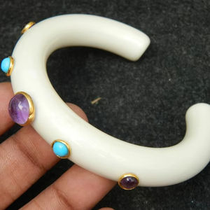 Accessoires de mode pour filles faits à la main au design antique, pour les fêtes, par Universal Overseas - Product Image 1