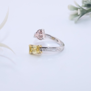 Élégante bague Toi et Moi en or blanc avec cœur rose et diamant de laboratoire taille émeraude jaune, sertie en canal, pour anniversaire et fiançailles - Product Image 3